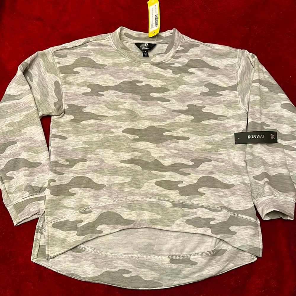 Runway kids grey camo crew neck pullover w/hi-lockout hem. Youth Medium NEW